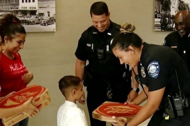 5-Year-Old Boy Calls 911 for a Pizza and Surprisingly Cops Delivered